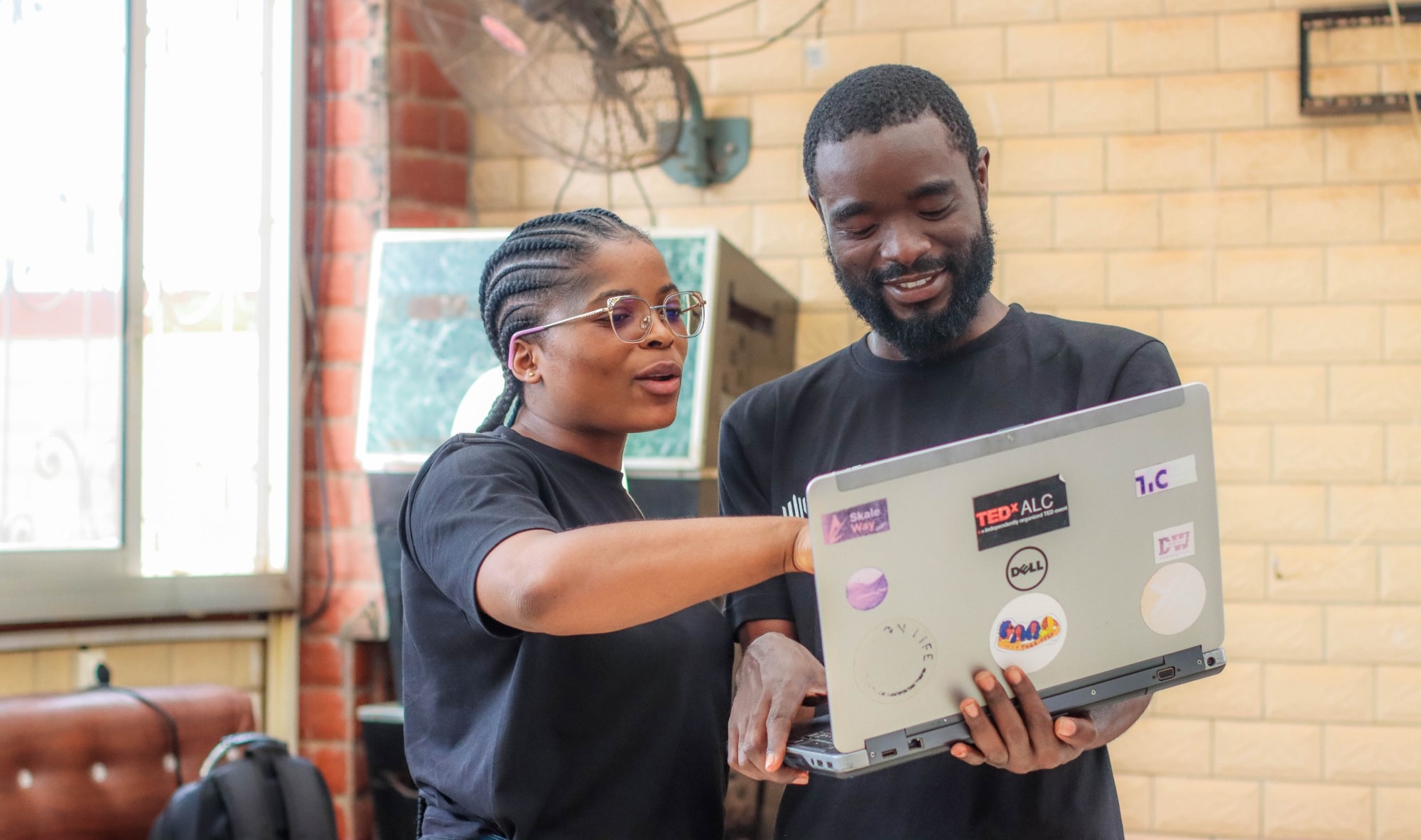 Deux jeunes travaillent ensemble sur un ordinateur portable